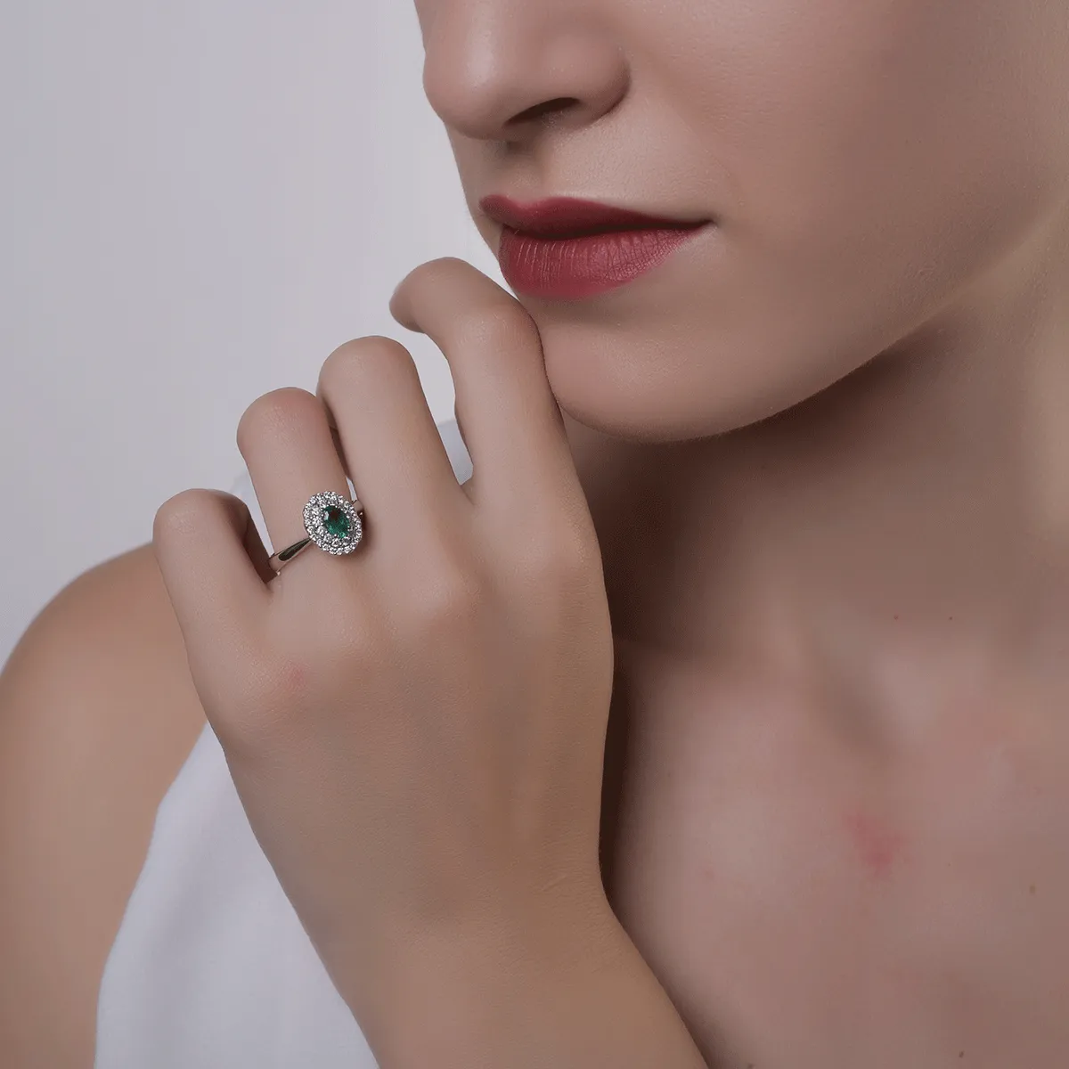 Inel din aur alb de 18K cu smarald de 0.4ct si diamante de 0.36ct