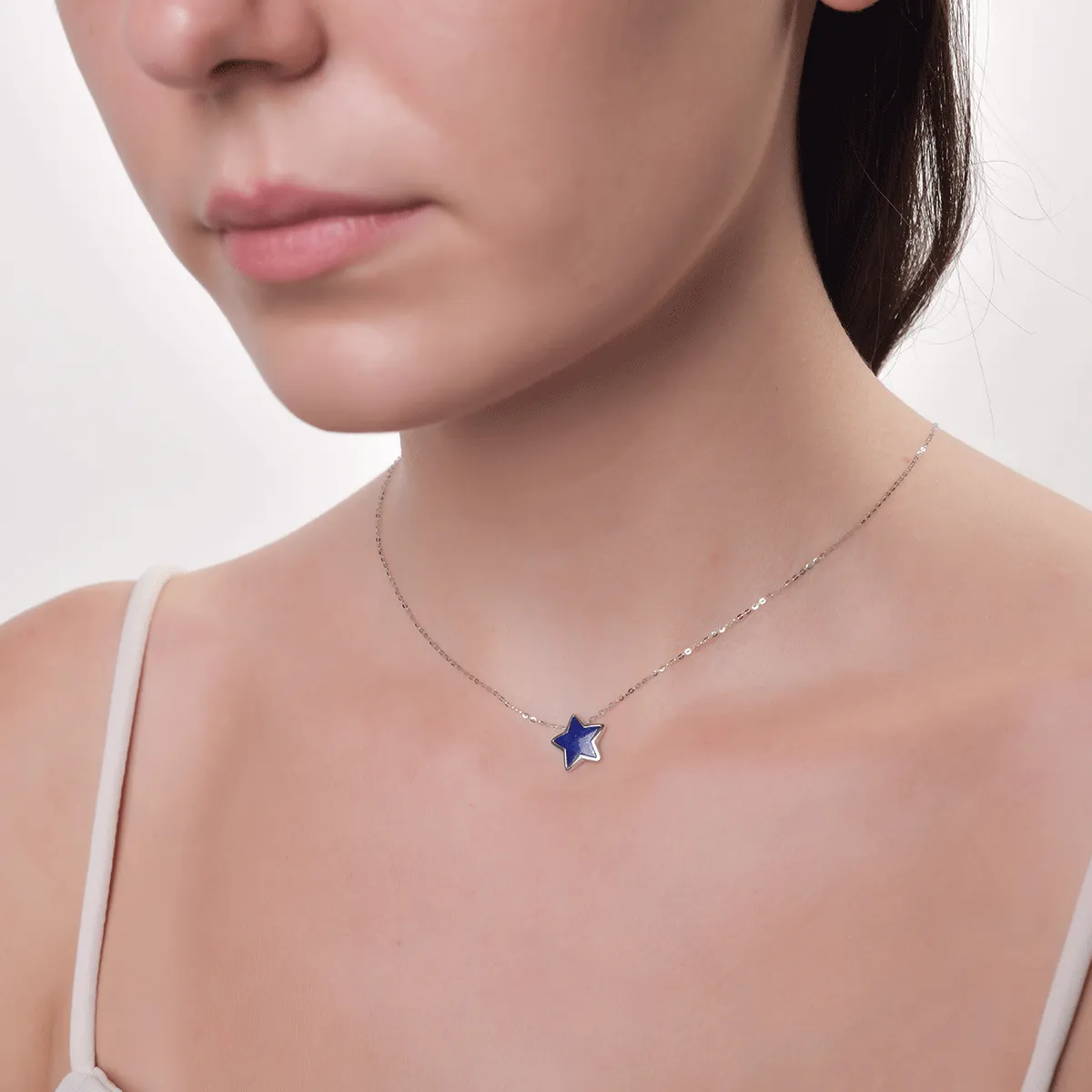 Nyaklánc csillag medállal 18K-os fehér aranyból 1.21ct lazurittal és 0.079ct gyémánttal