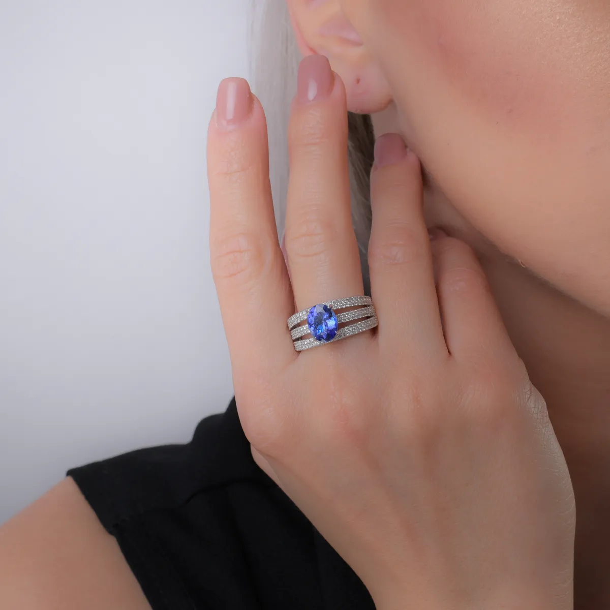 Inel din aur alb cu tanzanit oval de 2.09ct si diamante de 0.82ct