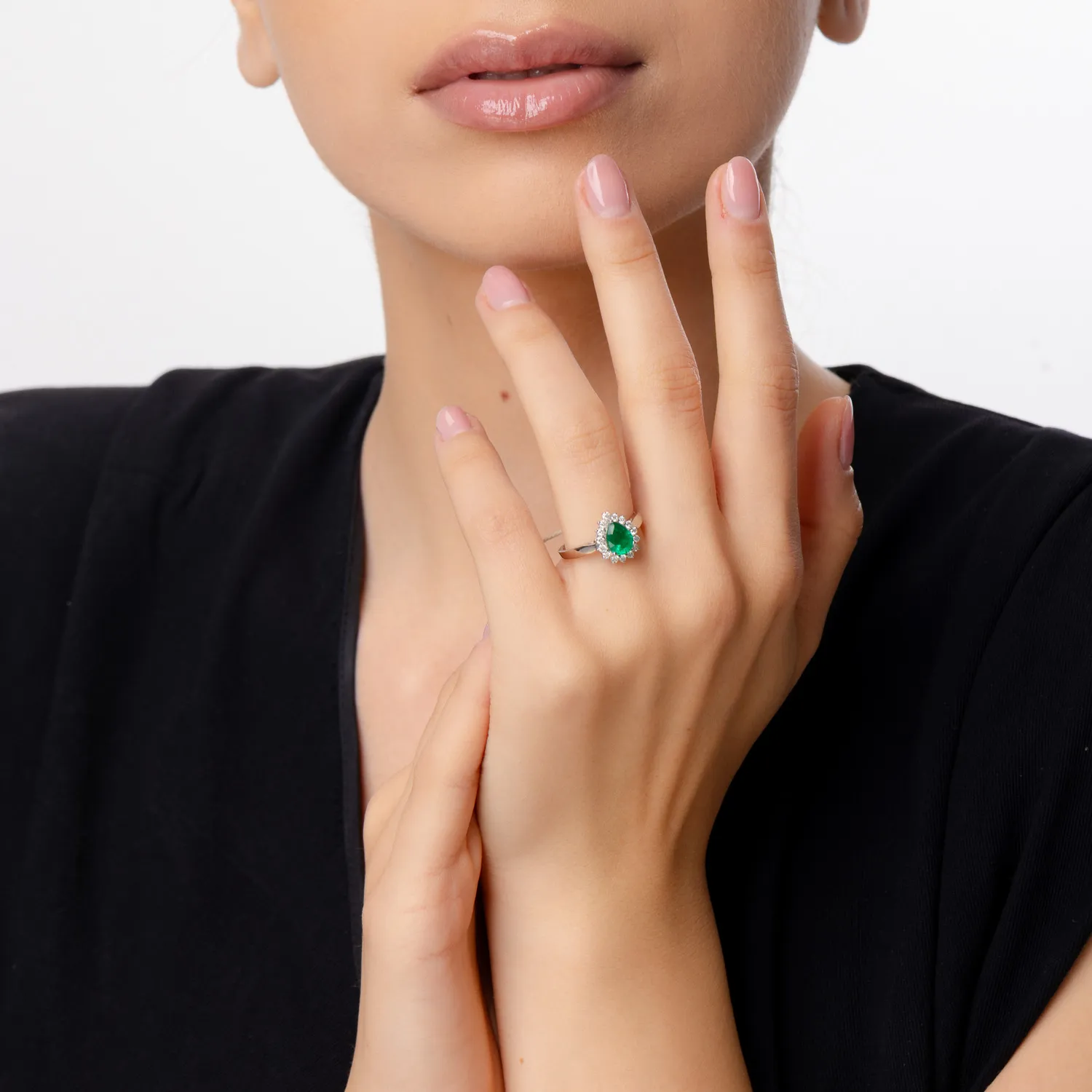 Pierścionek z 18K białego złota ze szmaragdem 1.07ct i brylantami 0.29ct