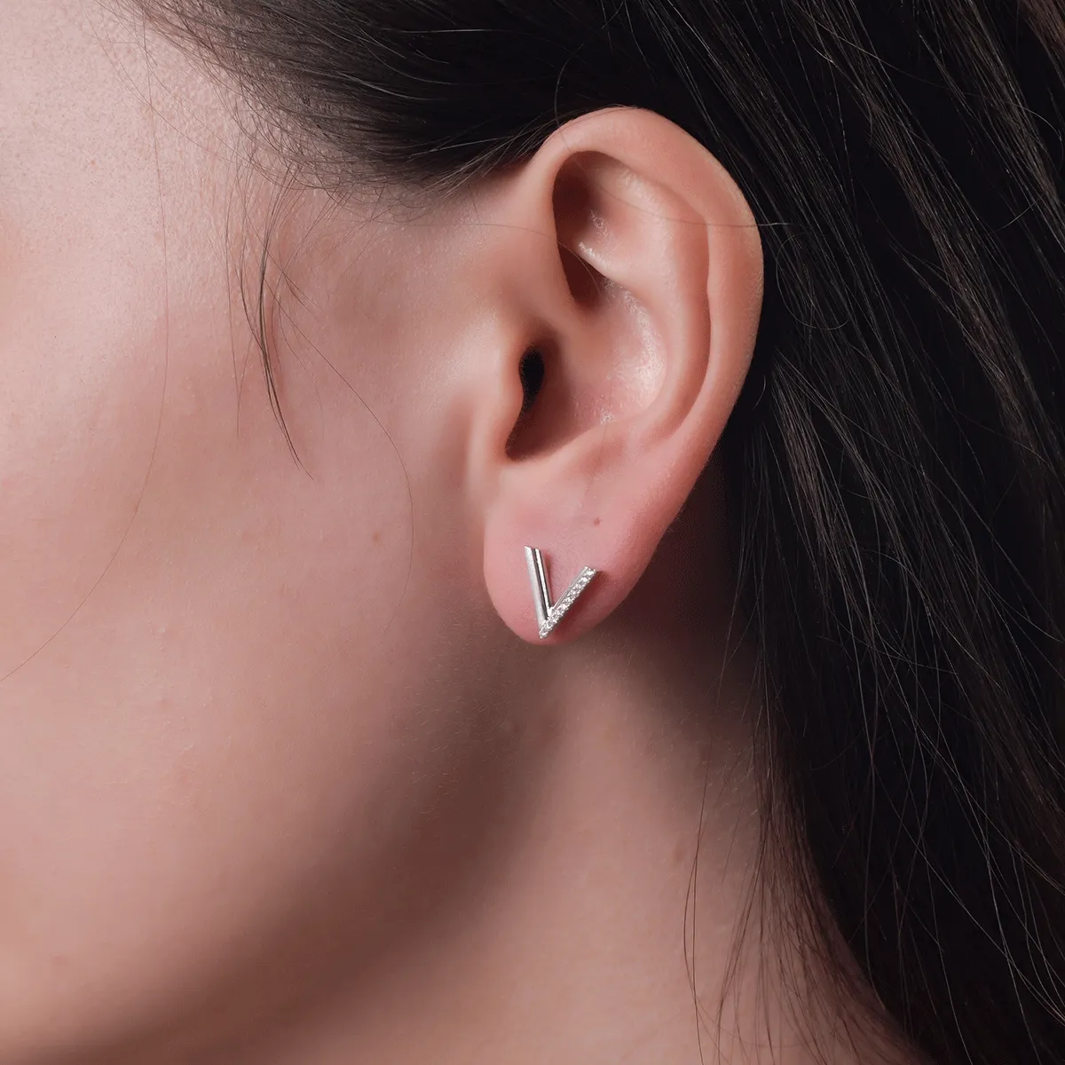 Cercei din aur alb cu diamante de 0.074ct