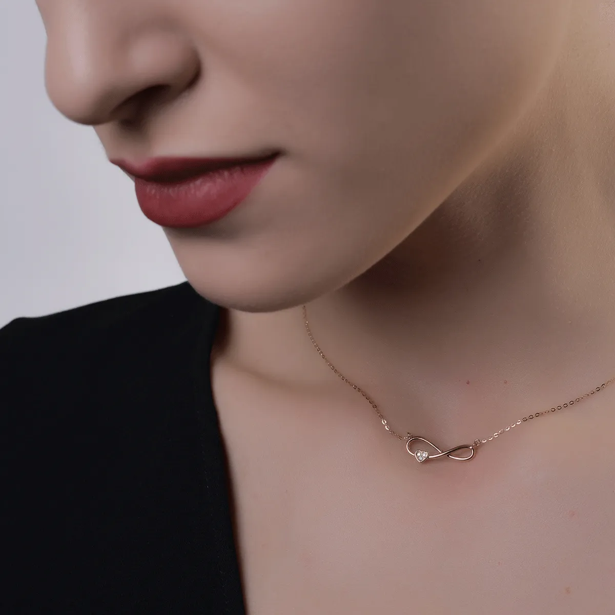 Wisiorek z 18K różowego złota z brylantami o masie 0,014ct