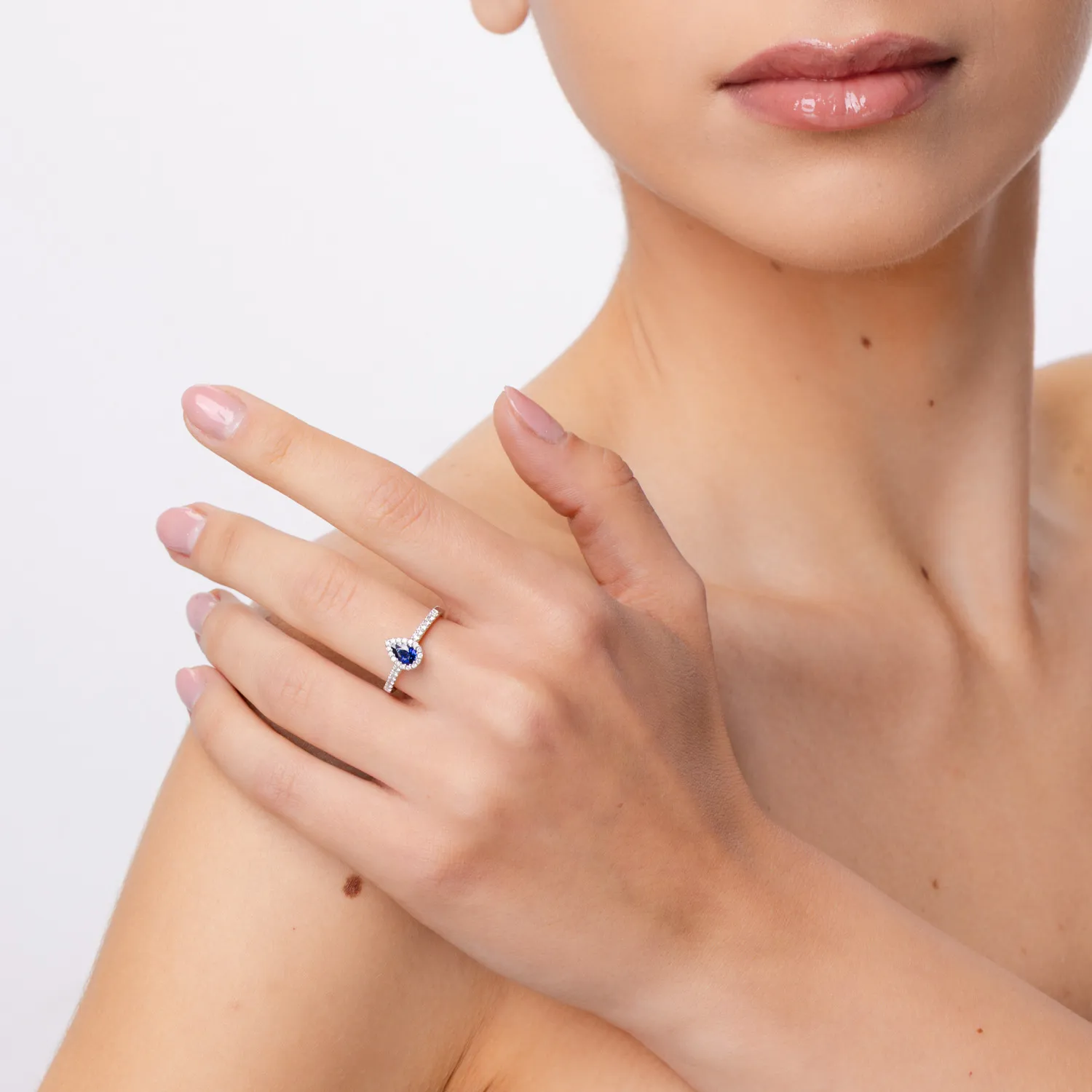 18K fehérarany gyűrű 0.45ct zafírral és 0.24ct gyémántokkal