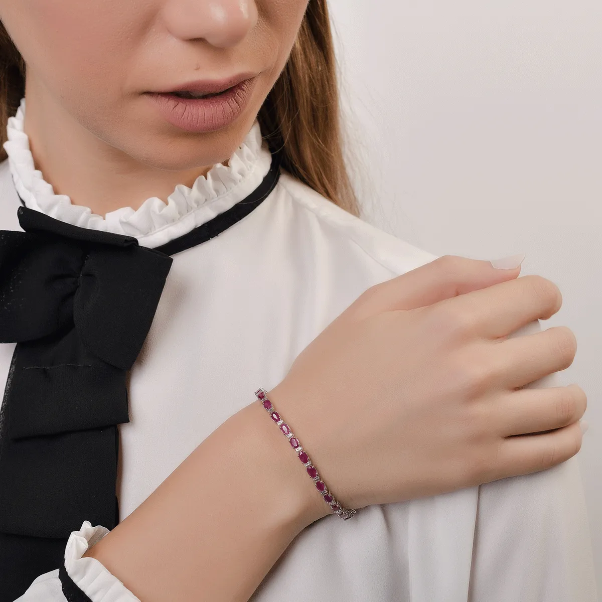 14K white gold tennis bracelet with 7.16ct rubines and 0.31ct diamonds