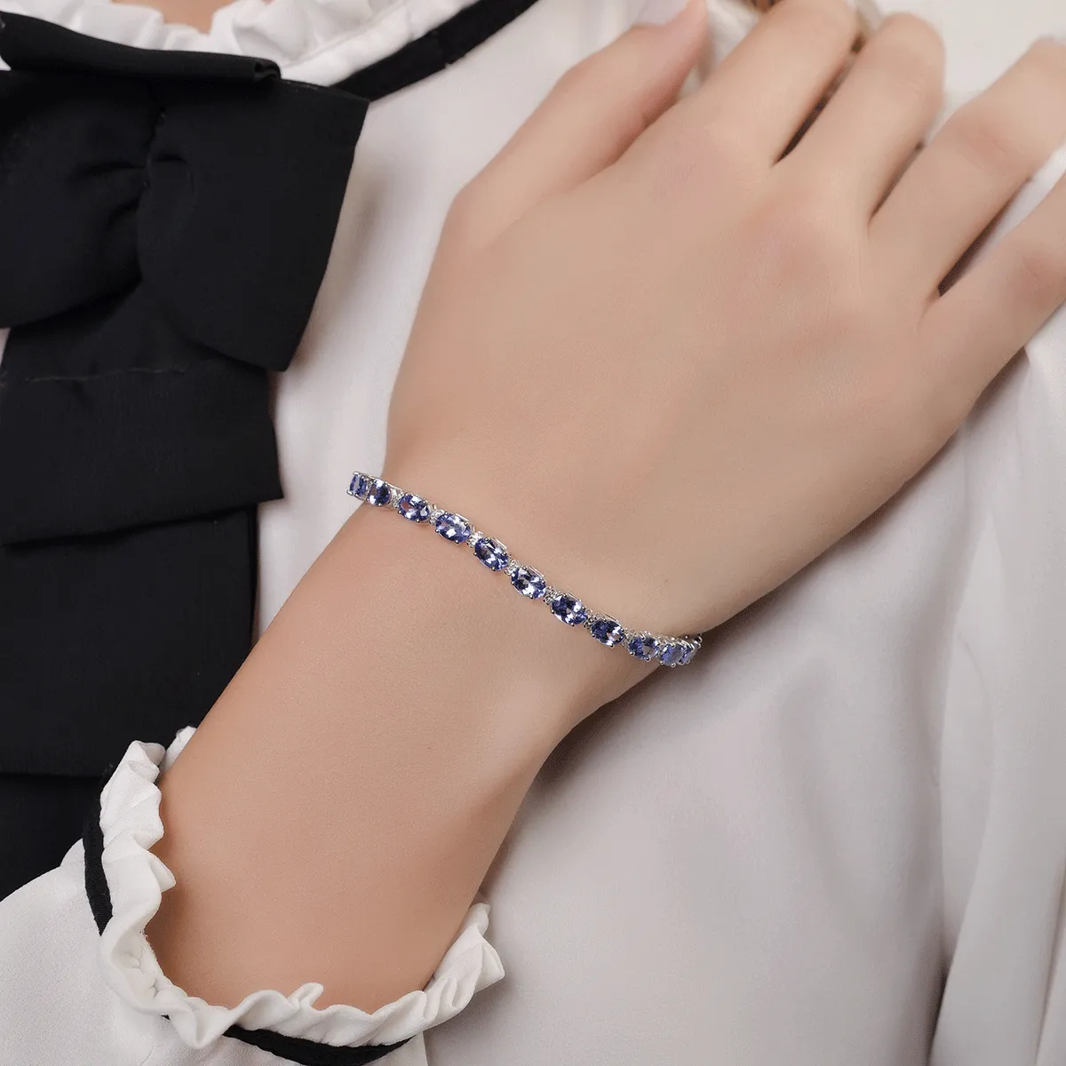 14 karátos fehérarany karkötő 10.66 karátos tanzanittal és 0.25 karátos gyémántokkal