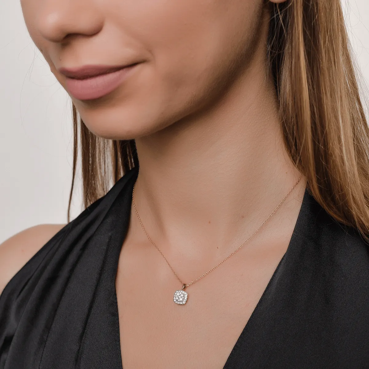 Pandantiv din aur roz cu diamante de 0.327ct