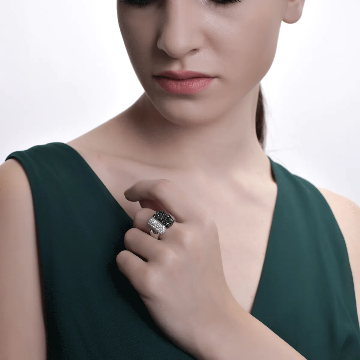 Inel din aur alb cu diamante negre de 0.96ct si diamante transparente de 0.51ct
