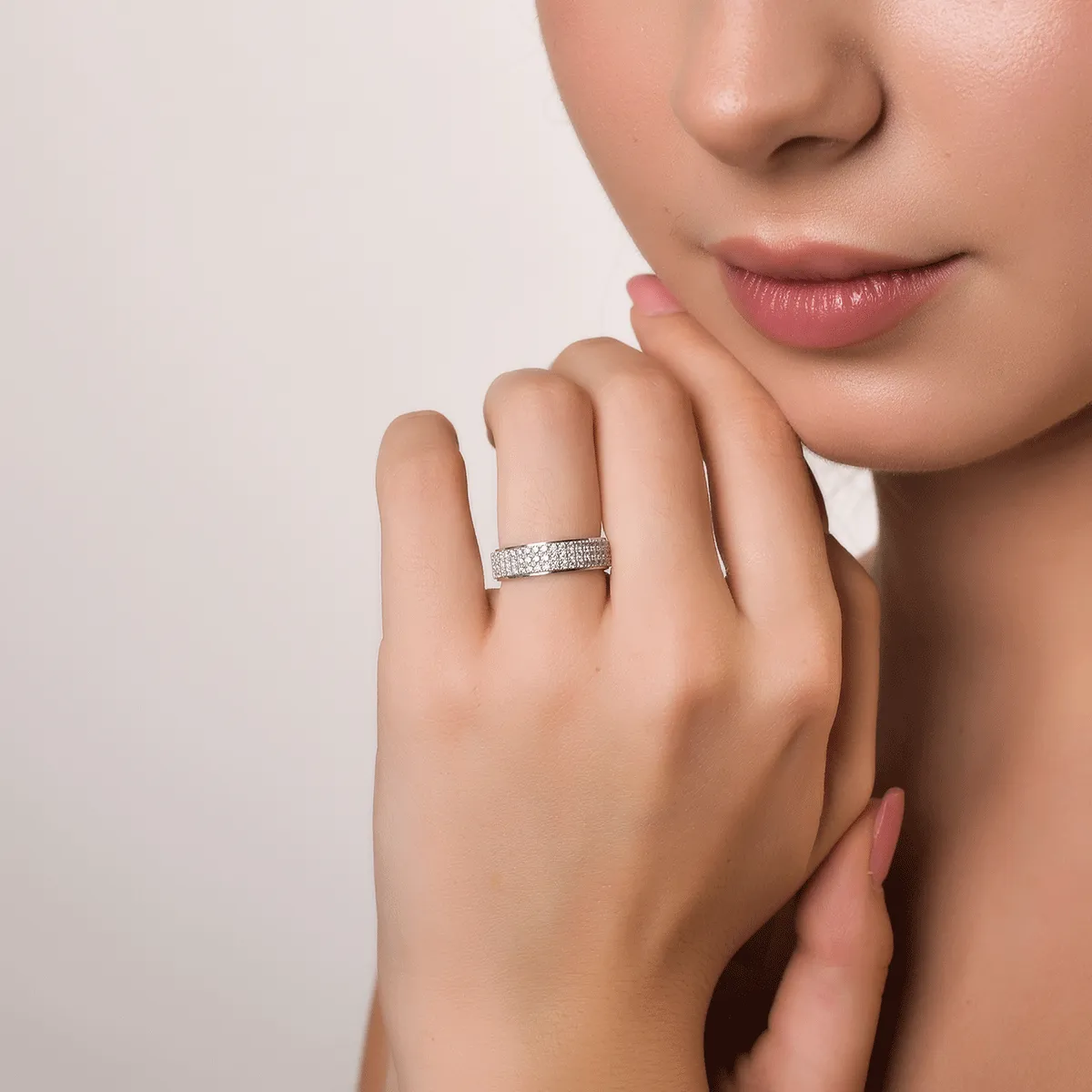 18K white gold ring with 0.43ct pink sapphire and 0.25ct diamonds