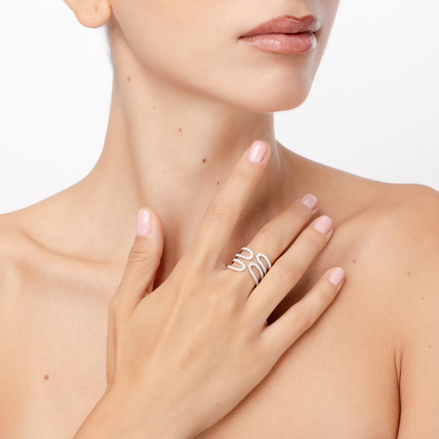 Pierścionek z 18K białego złota z 9.15ct diamentami