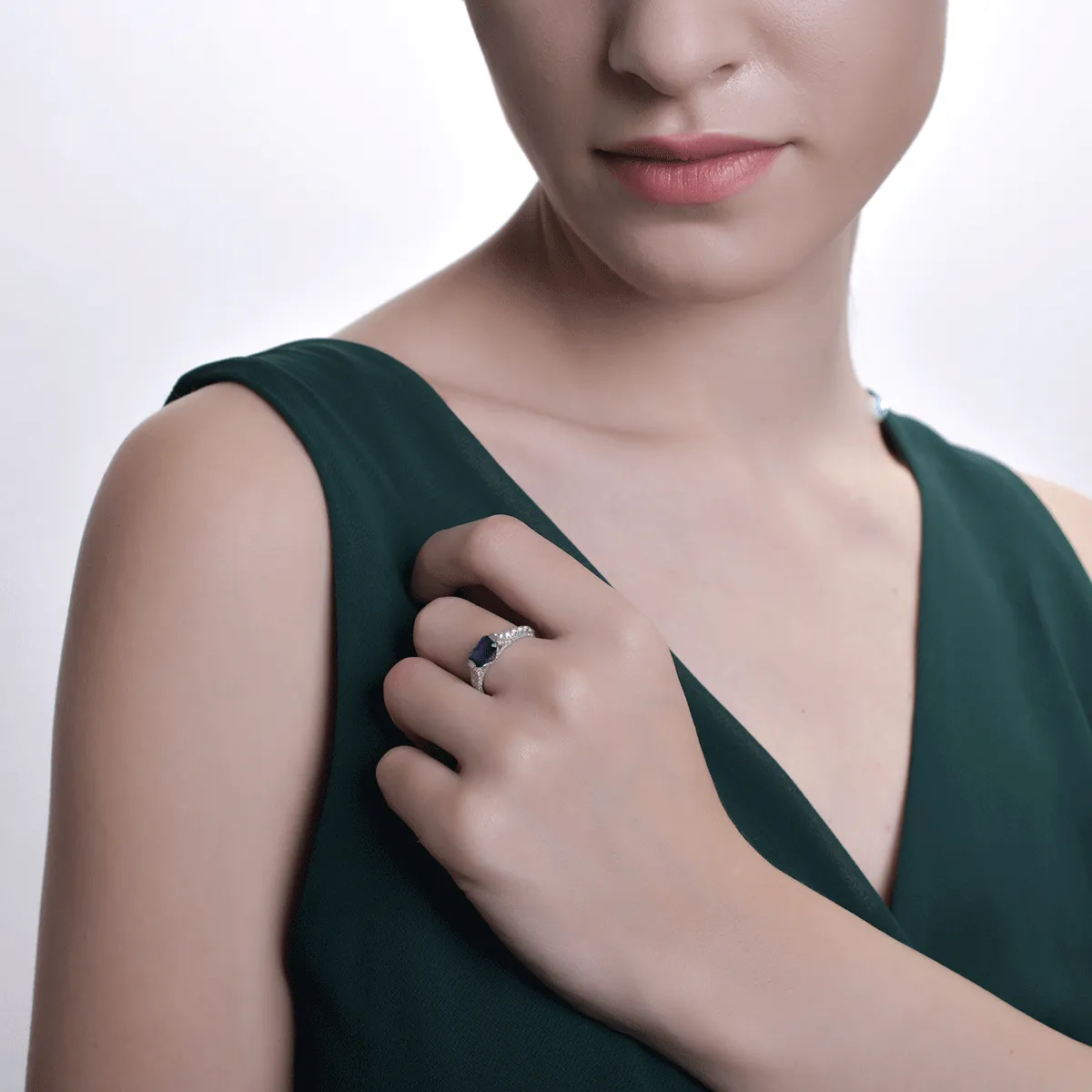 Inel din aur alb ct cu safir octogonal de 1.46ct si diamante de 0.9ct