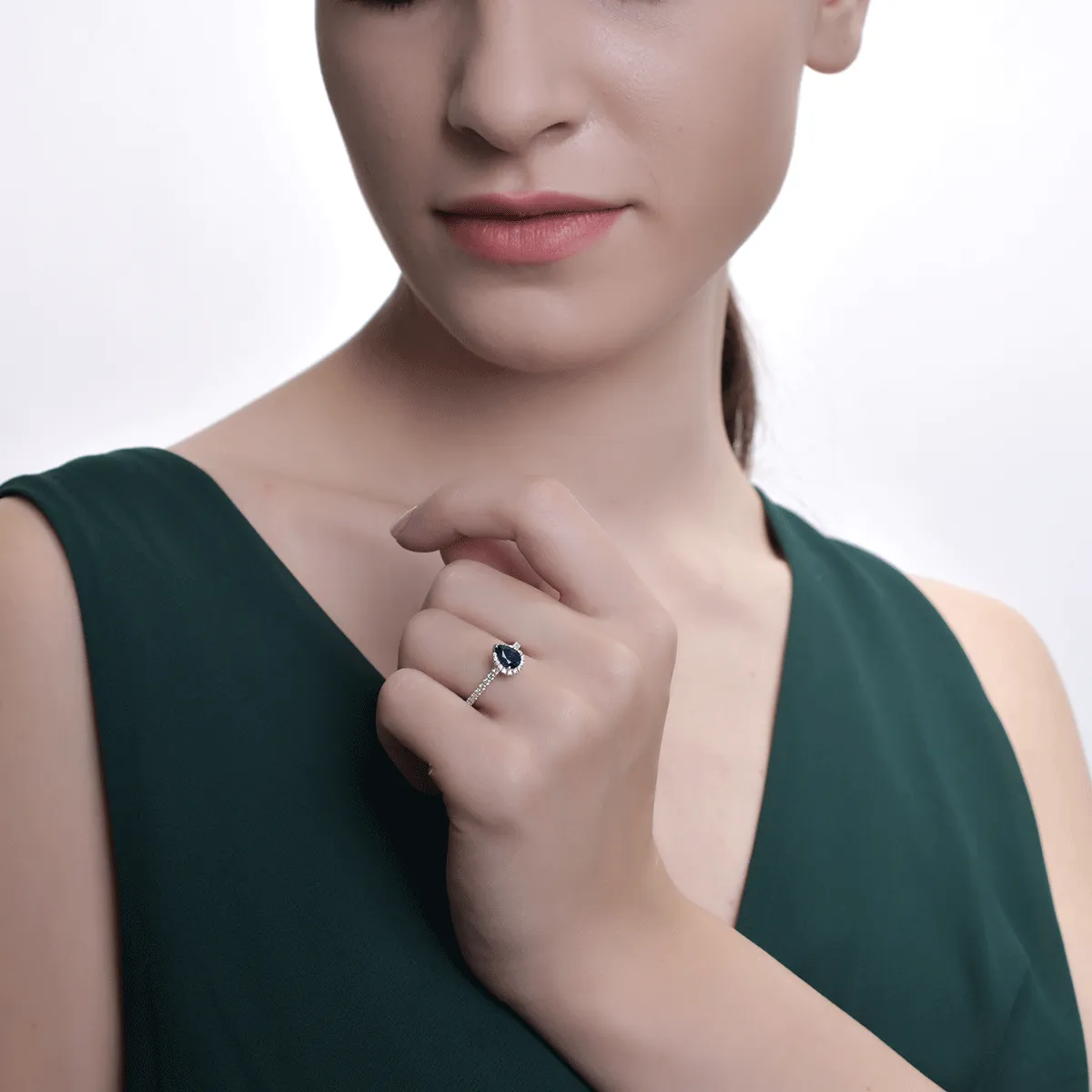 Pierścionek z 18K białego złota z 1.07ct szafirem i 0.3ct diamentem