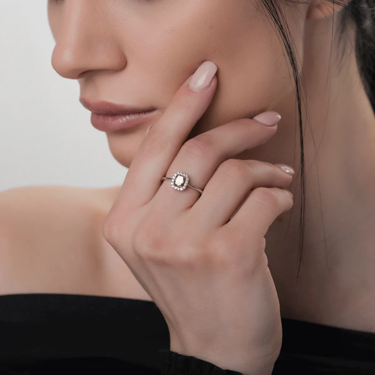 18K white gold ring with 0.48ct brown diamond and 0.14ct transparent diamonds