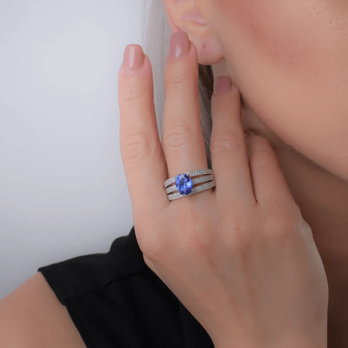 Inel din aur alb cu tanzanit oval de 2.01ct si diamante de 0.8ct
