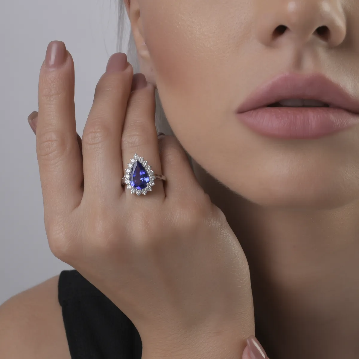 Inel din aur alb cu tanzanit de 2.7ct si diamante de 0.6ct