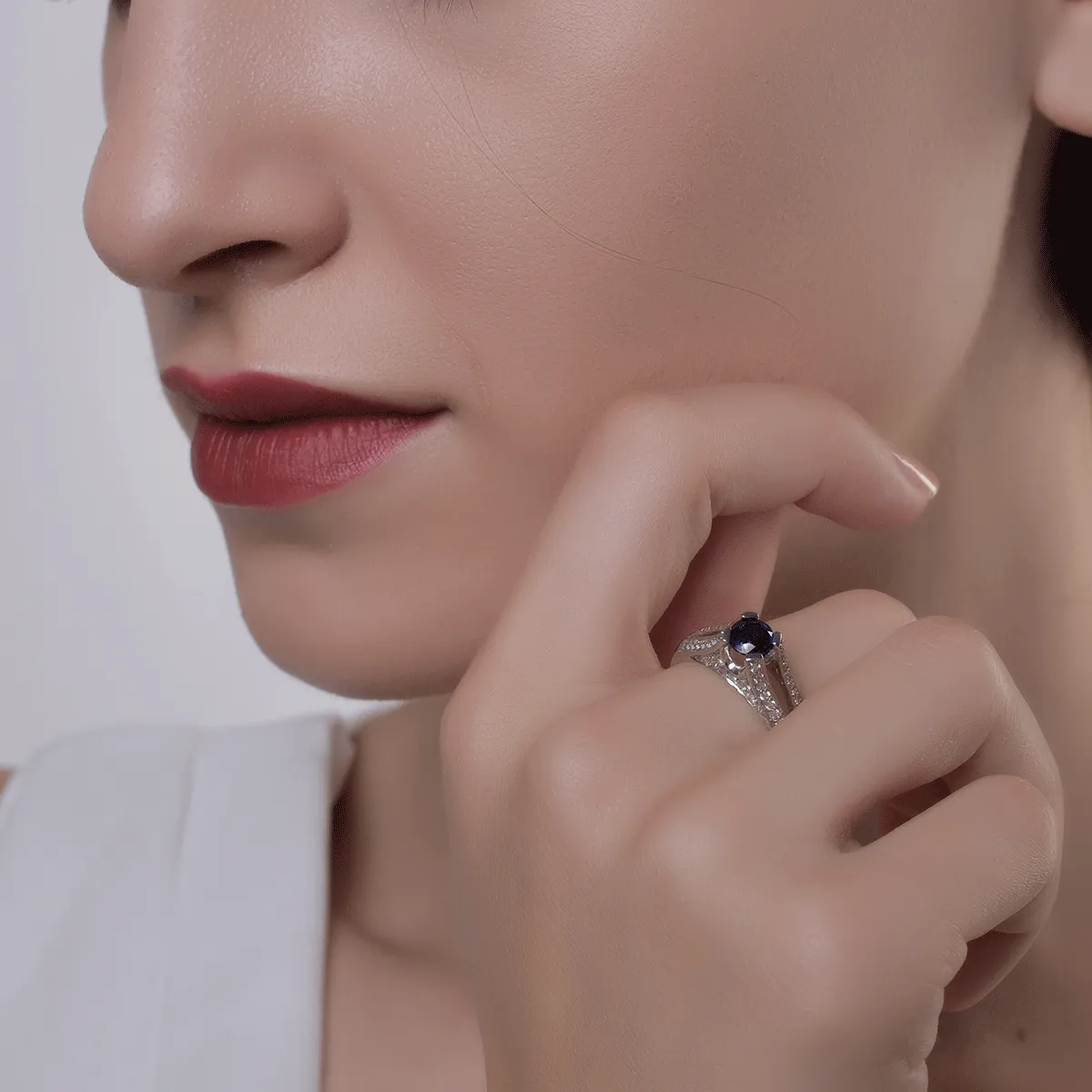 Inel din aur alb cu safir de 0.71ct si diamante de 0.51ct