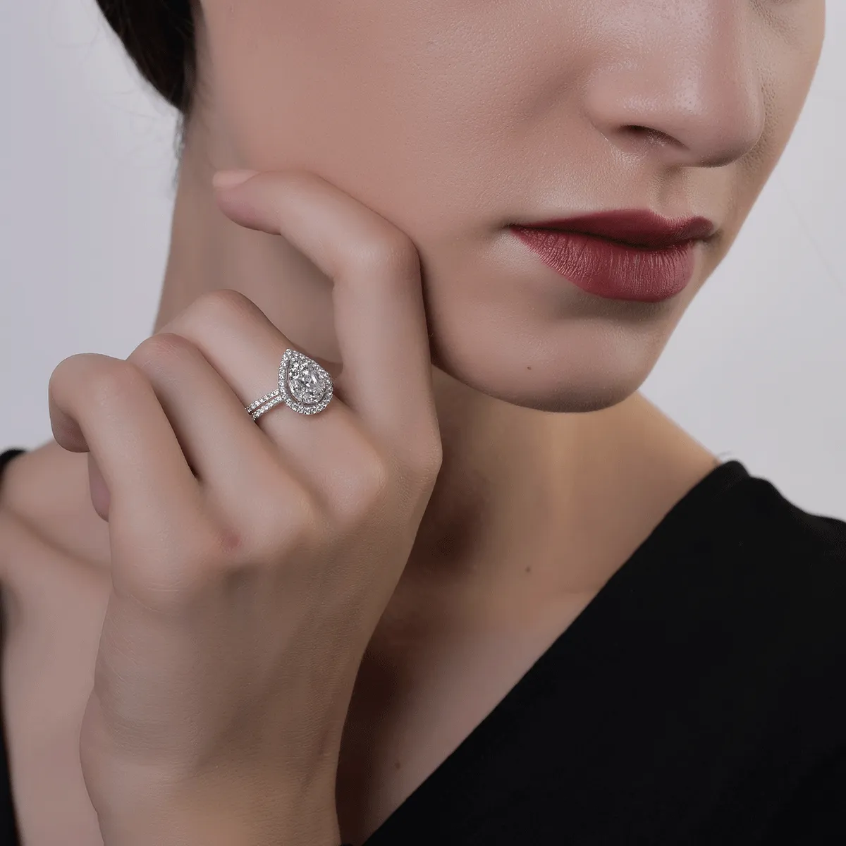 Inel din aur alb cu diamant pear de 0.24 si diamante de 0.90ct