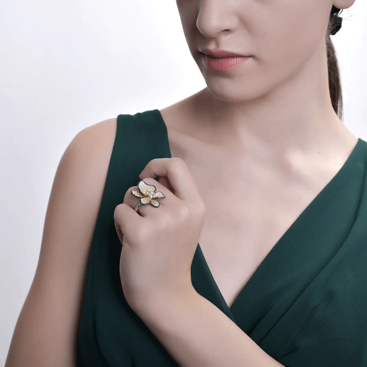 18K white gold flower ring with 2.97ct diamonds