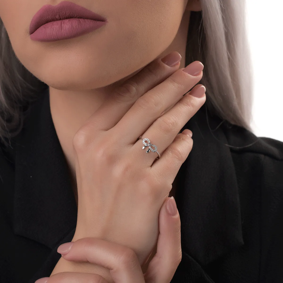 Fehérarany masnis gyűrű 0.07ct gyémántokkal