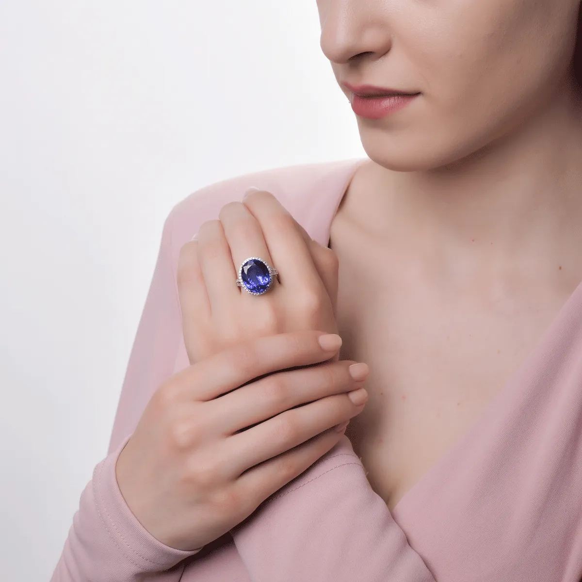 Inel din aur alb cu tanzanit oval de 12.3ct si diamante de 0.4ct