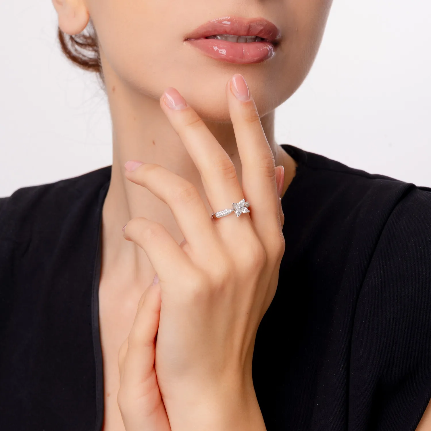 Pierścionek z białego 14K złota z diamentami o masie 0.89ct