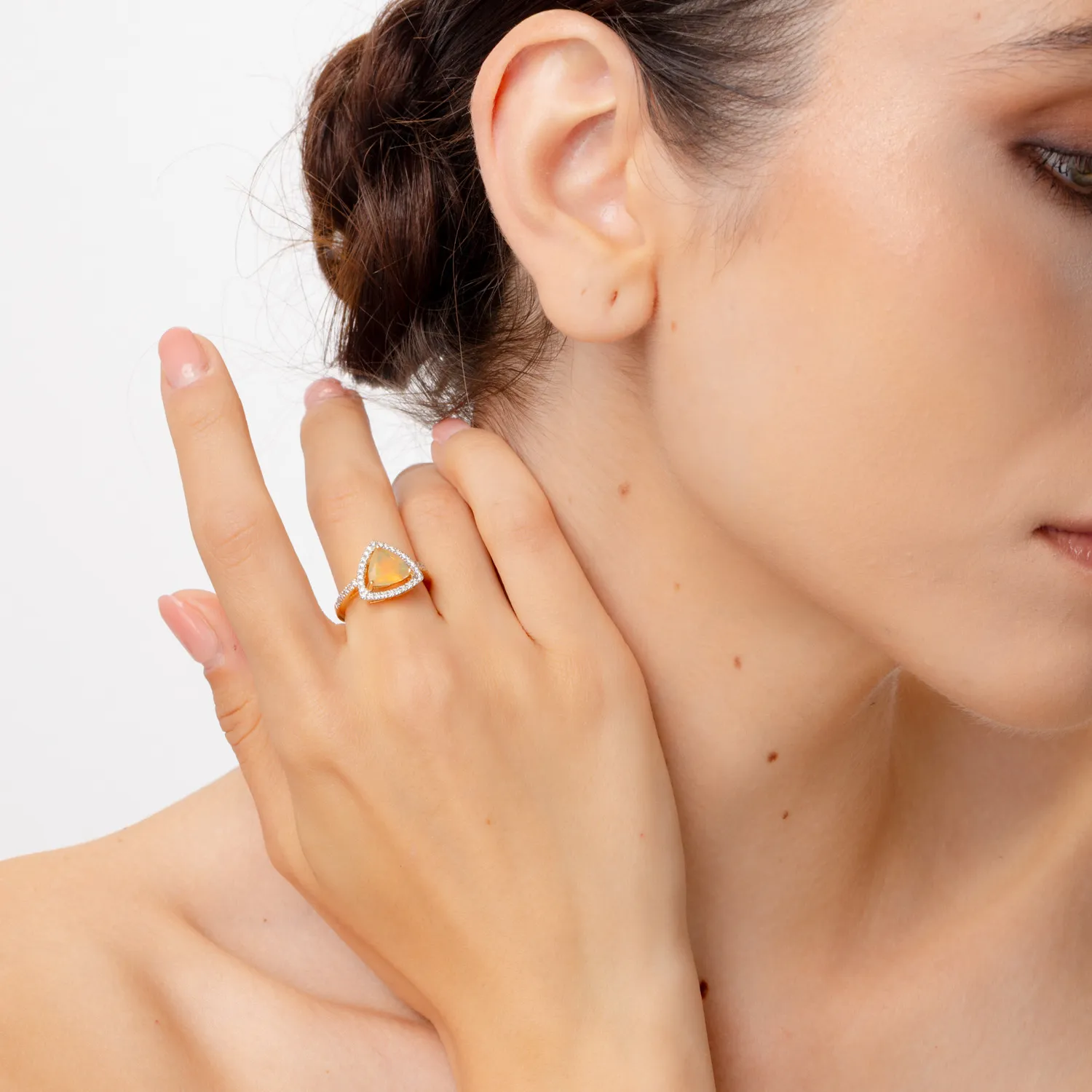 Pierścionek z 18K żółtego złota z 1.2ct opalem i 0.157ct diamentami