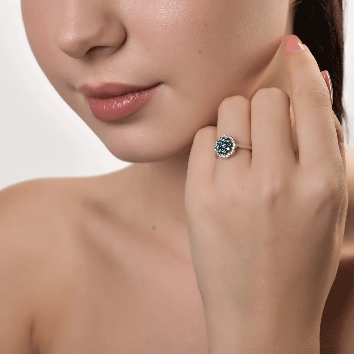 Inel din aur alb de 14K cu diamante albastre de 0.48ct si diamante transparente de 0.14ct