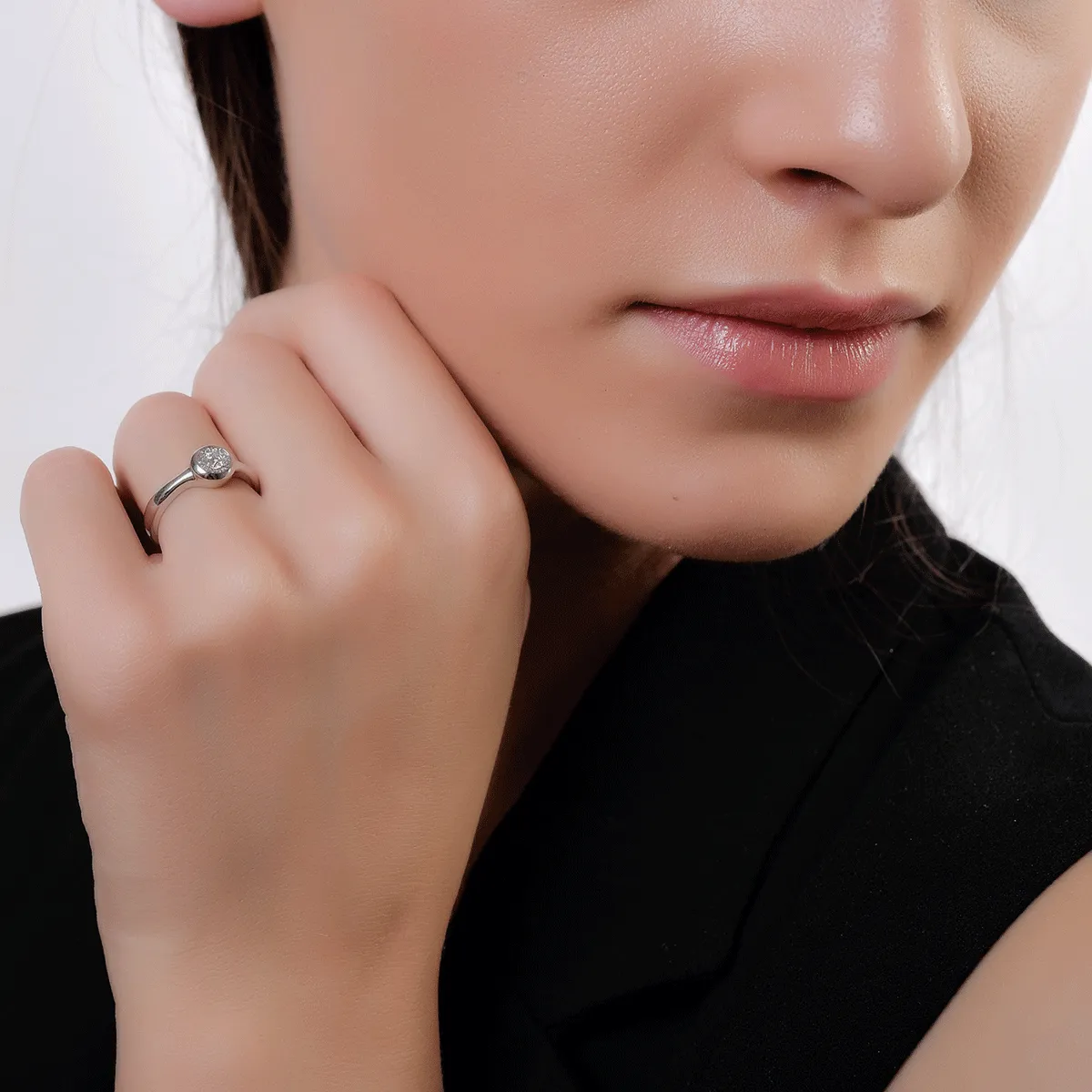 Пръстен от бяло злато 18К с диамант 0.122гкт и диаманти от 0.05гкт