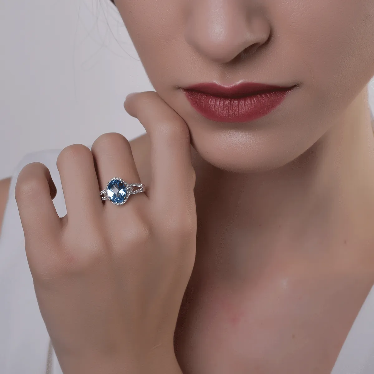 Inel din aur alb de 18K cu topaz albastru de 3.5ct si diamante de 0.37ct