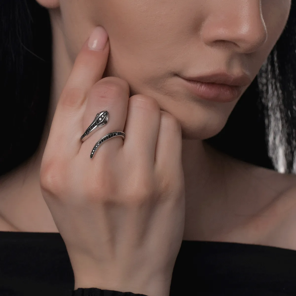 Пръстен змия от бяло злато 18К с черни диаманти 0.37гкт