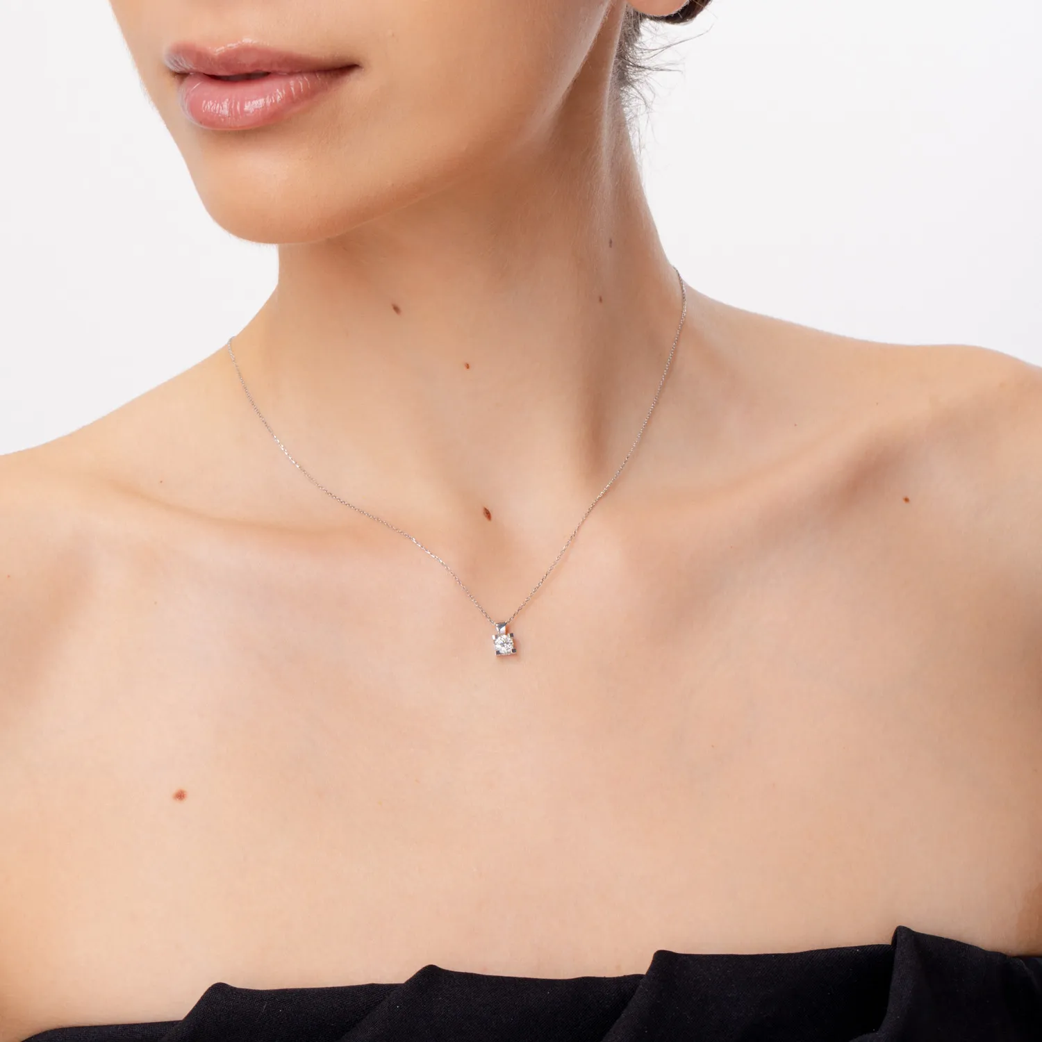 Naszyjnik z 18K białego złota z brylantem 0.4ct
