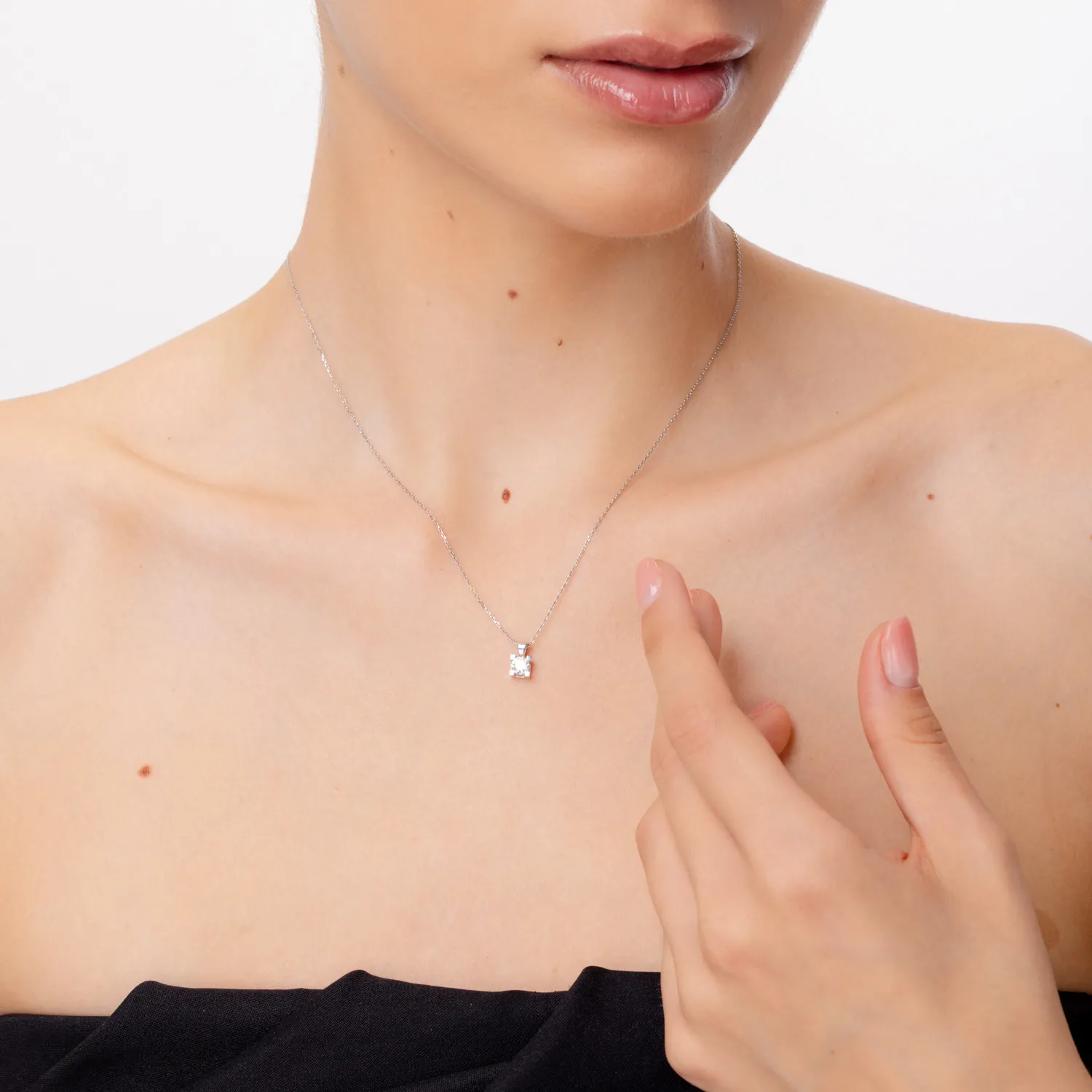 18K fehérarany medál nyaklánc 0.39ct gyémánttal