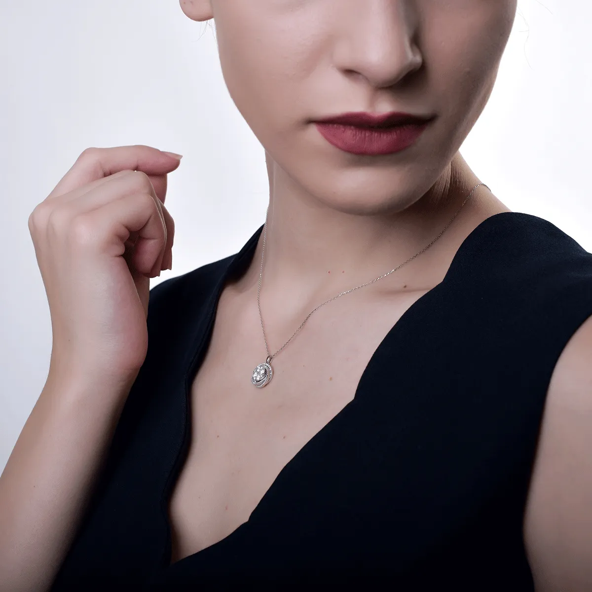 Lant cu pandantiv din aur alb cu diamante de 0.68ct