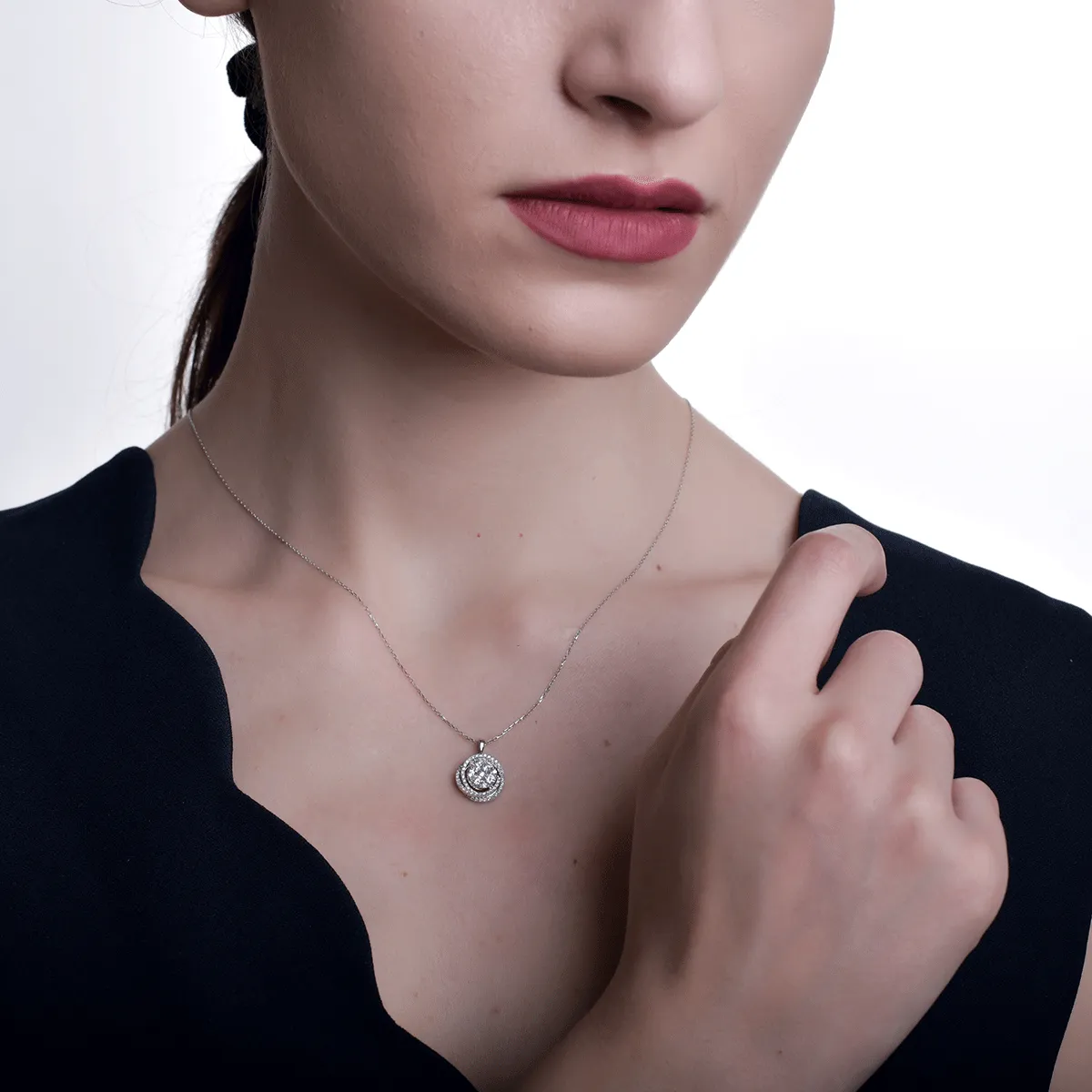 Lant cu pandantiv din aur alb de 18K cu diamante de 0.68ct