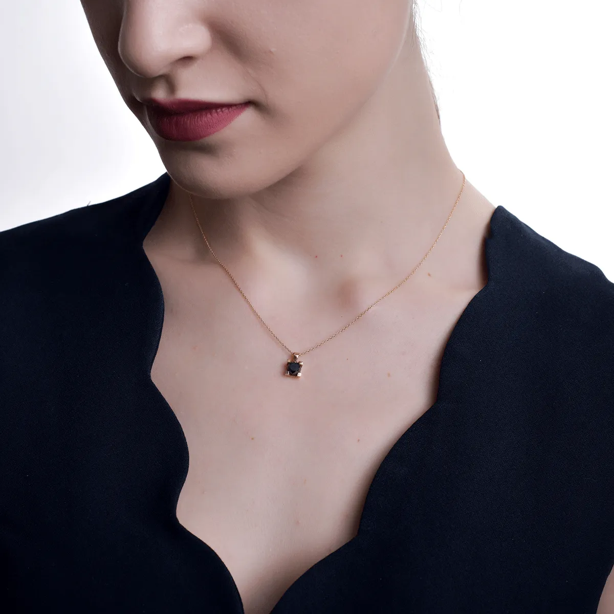 Колие с висулка от 18K розово злато с черен диамант 1.04ct