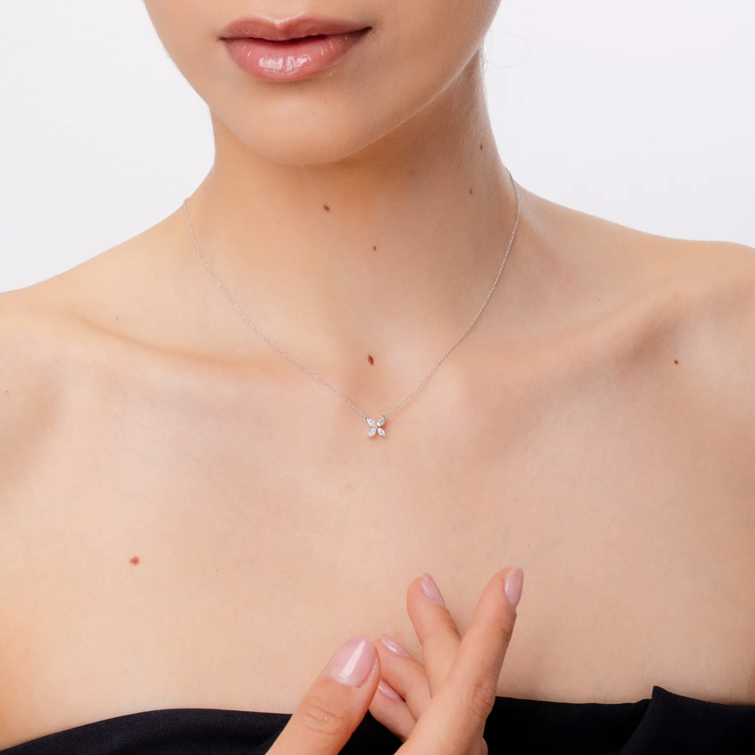 White gold pendant necklace with 0.2ct diamonds