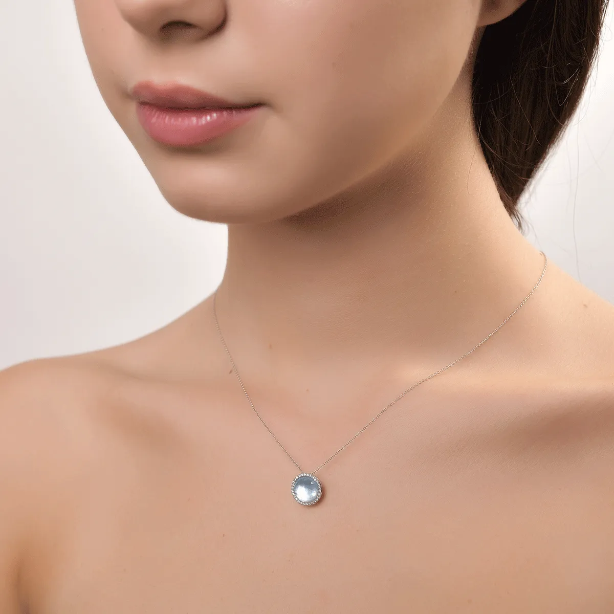 18K white gold pendant chain with 3.487ct light blue topaz and 0.11ct diamonds