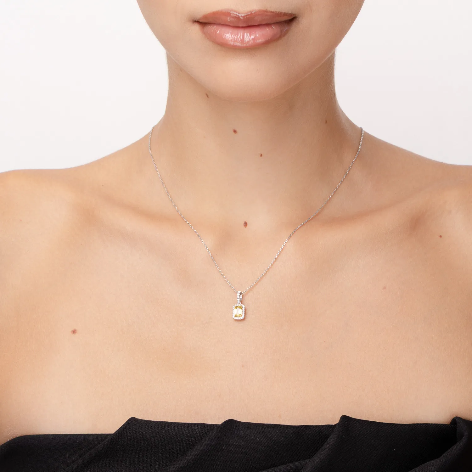 Medál 18K-os fehér aranyból 0.55ct sárga zafírral és 0.16ct gyémánttal