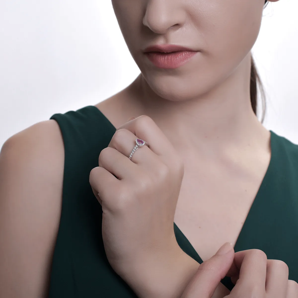 Пръстен от бяло злато 18К с розов сапфир 0.33гкт.и диаманти 0.25гкт