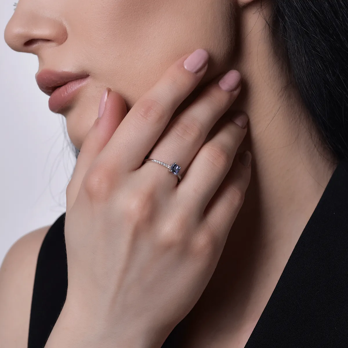 Inel de logodna din aur alb cu tanzanit princess de 0.38ct si diamante de 0.05ct