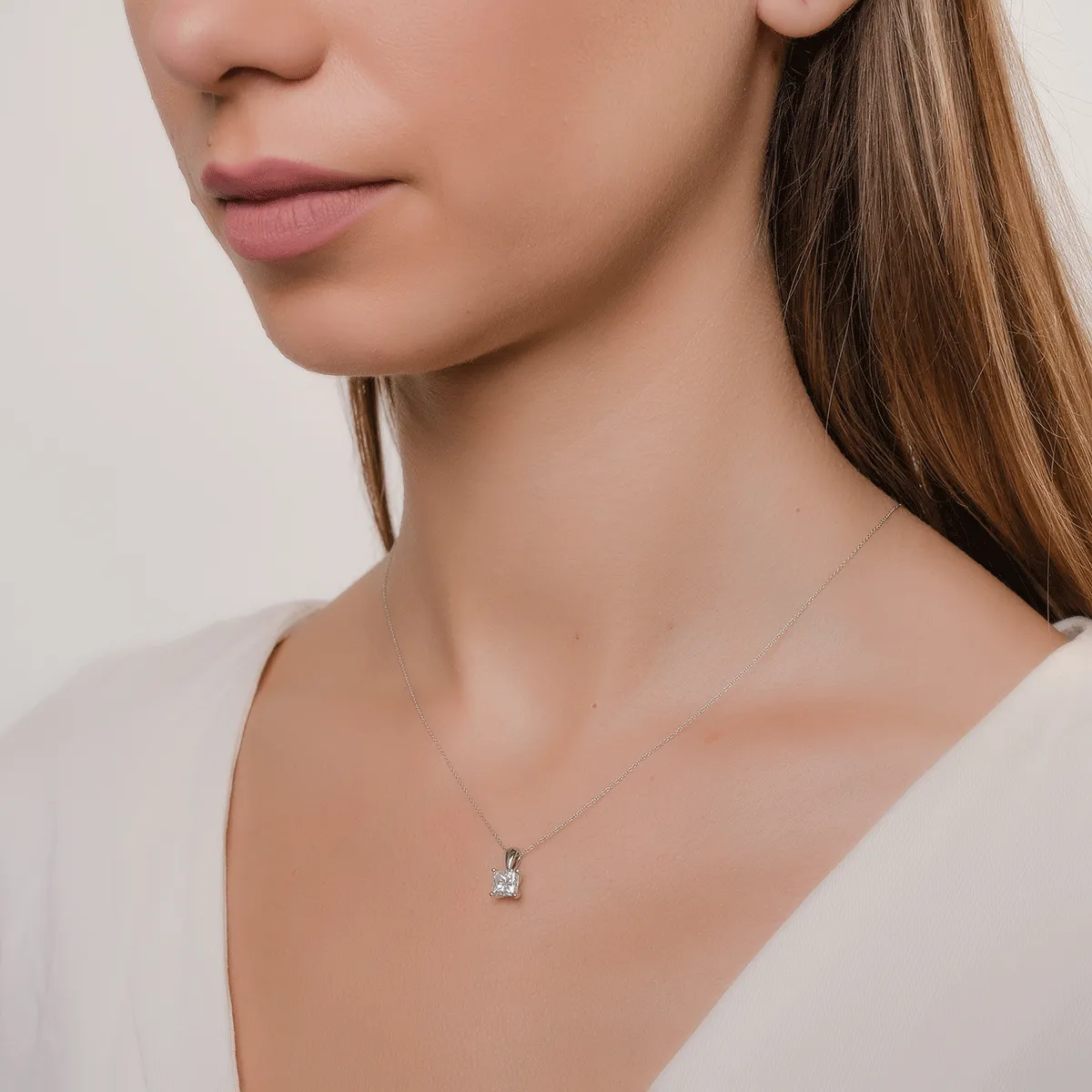 Nyaklánc medállal 18K-os fehér aranyból 1.01ct gyémánttal