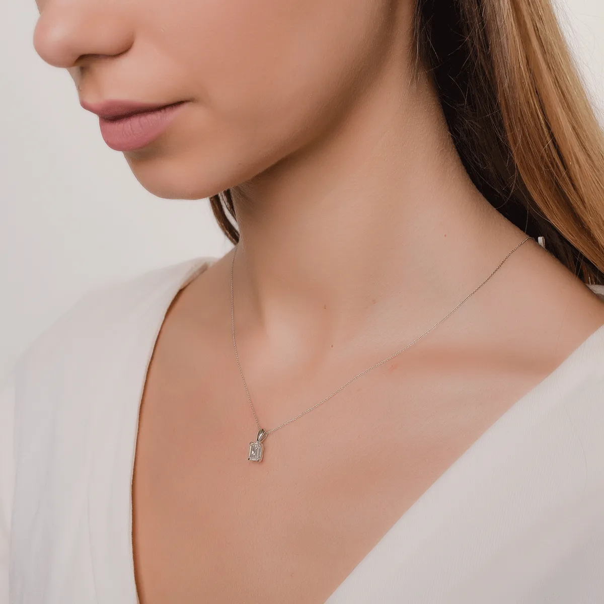 Lant cu pandantiv din aur alb cu diamant emerald de 1ct