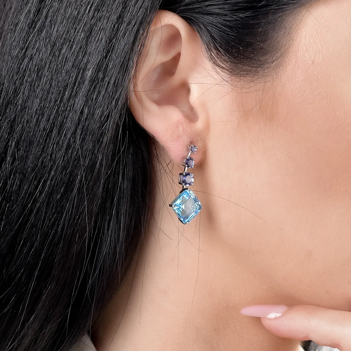 18K fehérarany fülbevaló 11.4ct kék topázzal és 1.7ct iolittal