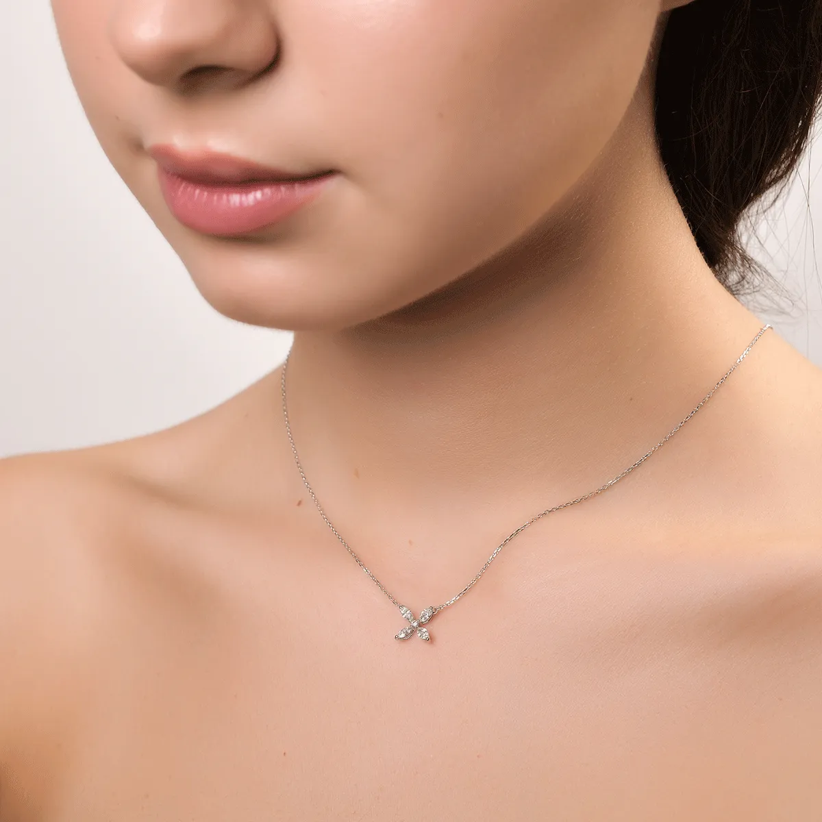 Колие от бяло злато от 14K с диаманти 0.31ct