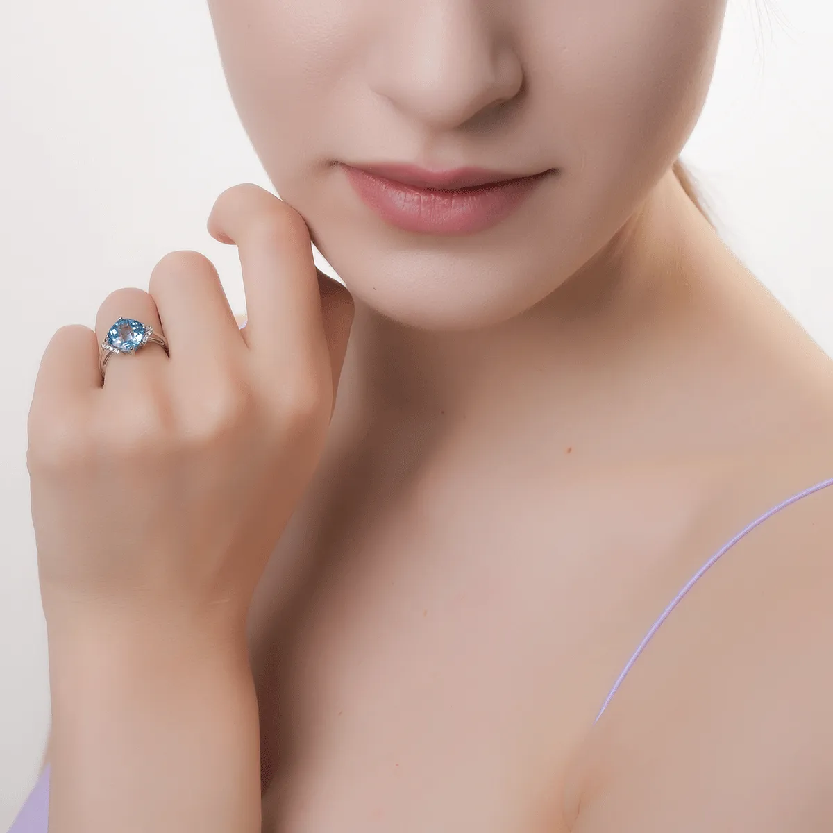 Pierścionek z 18K białego złota z 4.3ct niebieskim topazem i 0.08ct diamentami