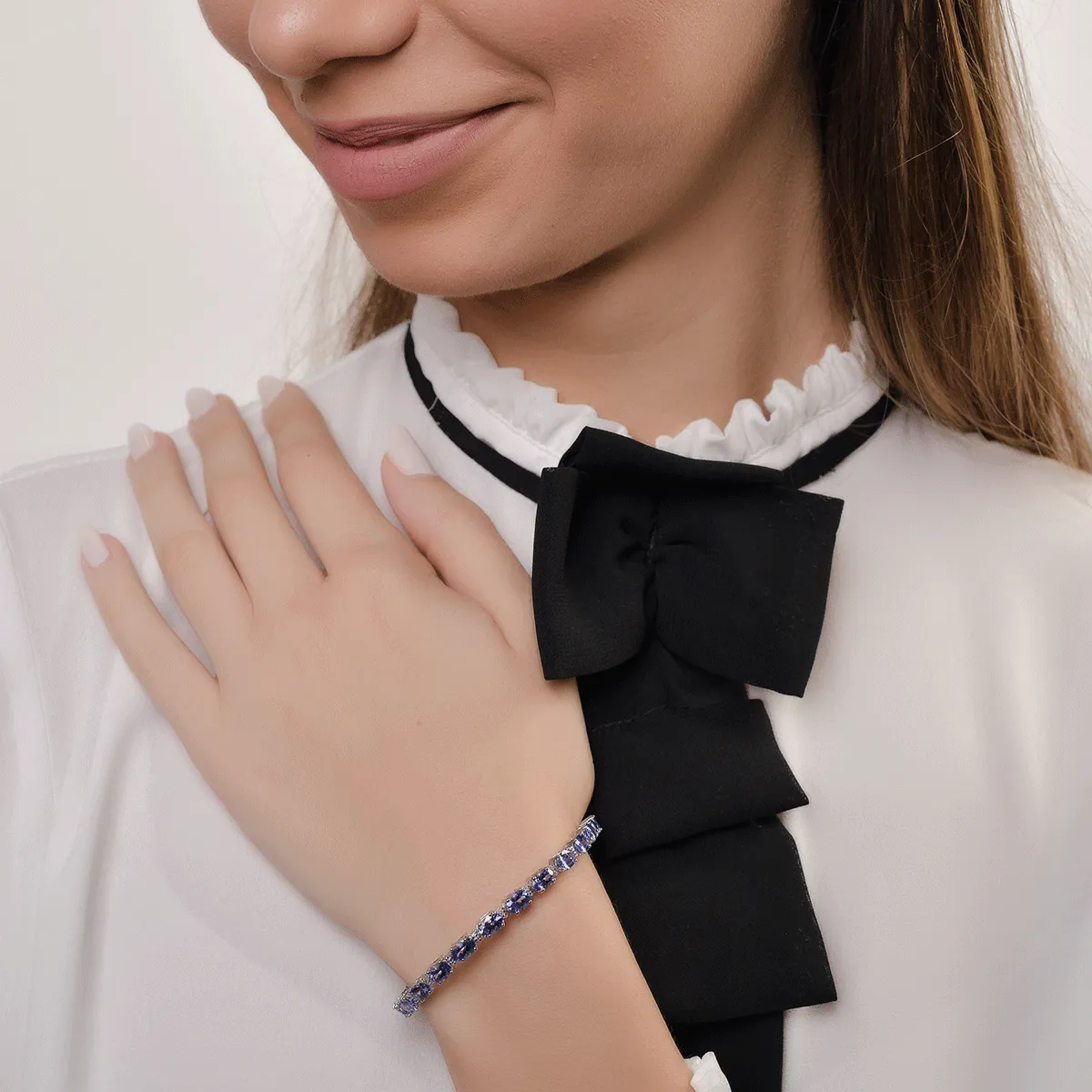 18K fehérarany tenisz karkötő 11.85ct tanzanitokkal és 0.24ct gyémántokkal