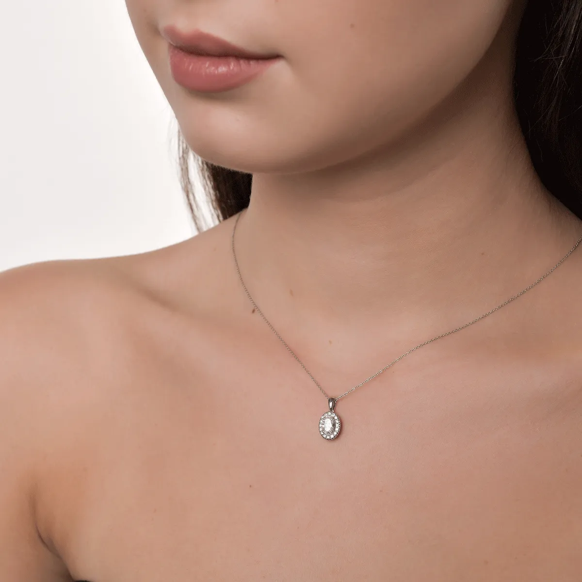 Lánc, 18 k fehér arany medál 0.6ct gyémánt és gyémánt 0.123ct