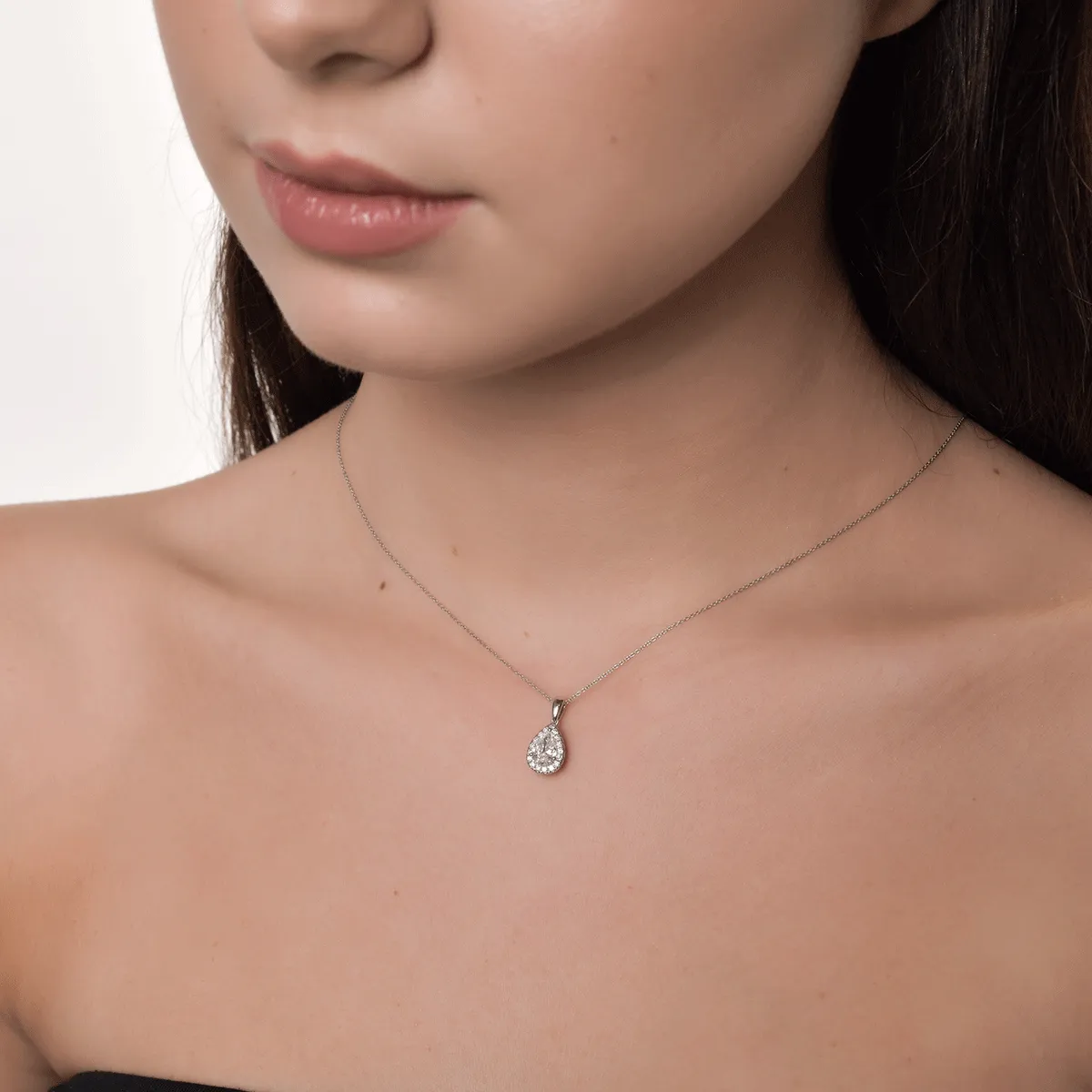 Lánc 18 k fehér arany panda 0,63ct gyémánt és 0.128ct gyémánt