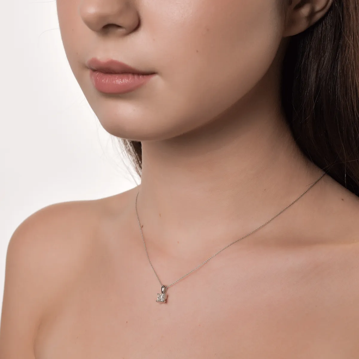 Lant cu pandantiv din aur alb de 18K cu diamant de 0.61ct