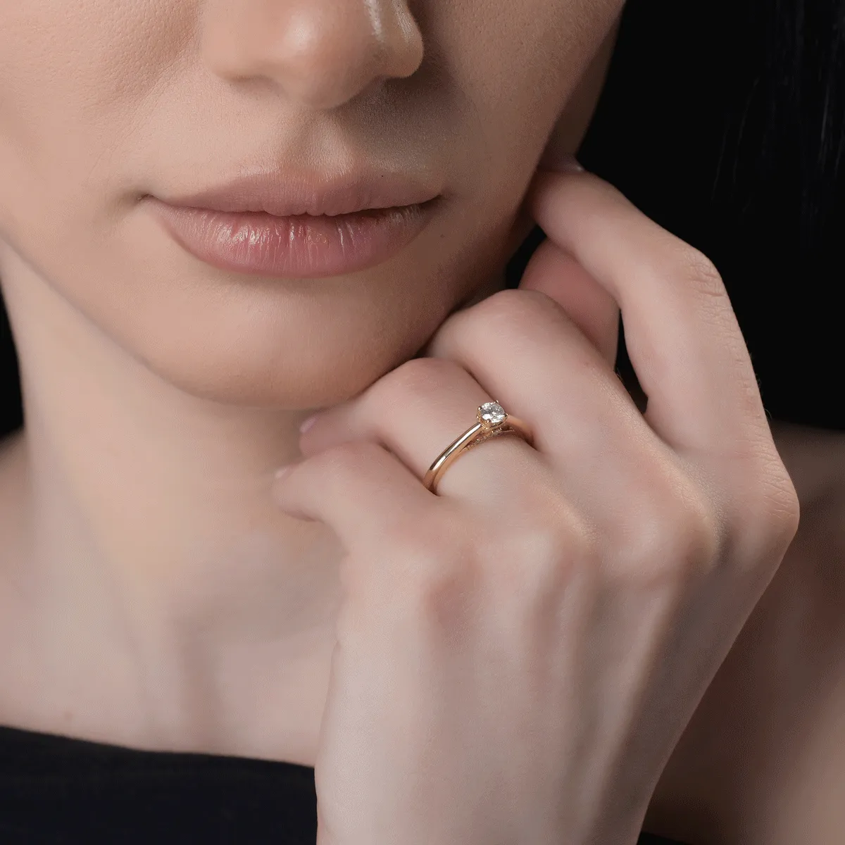 Годежен пръстен от 18K жълто злато с 0.19ct диамант и 0.05ct диаманти