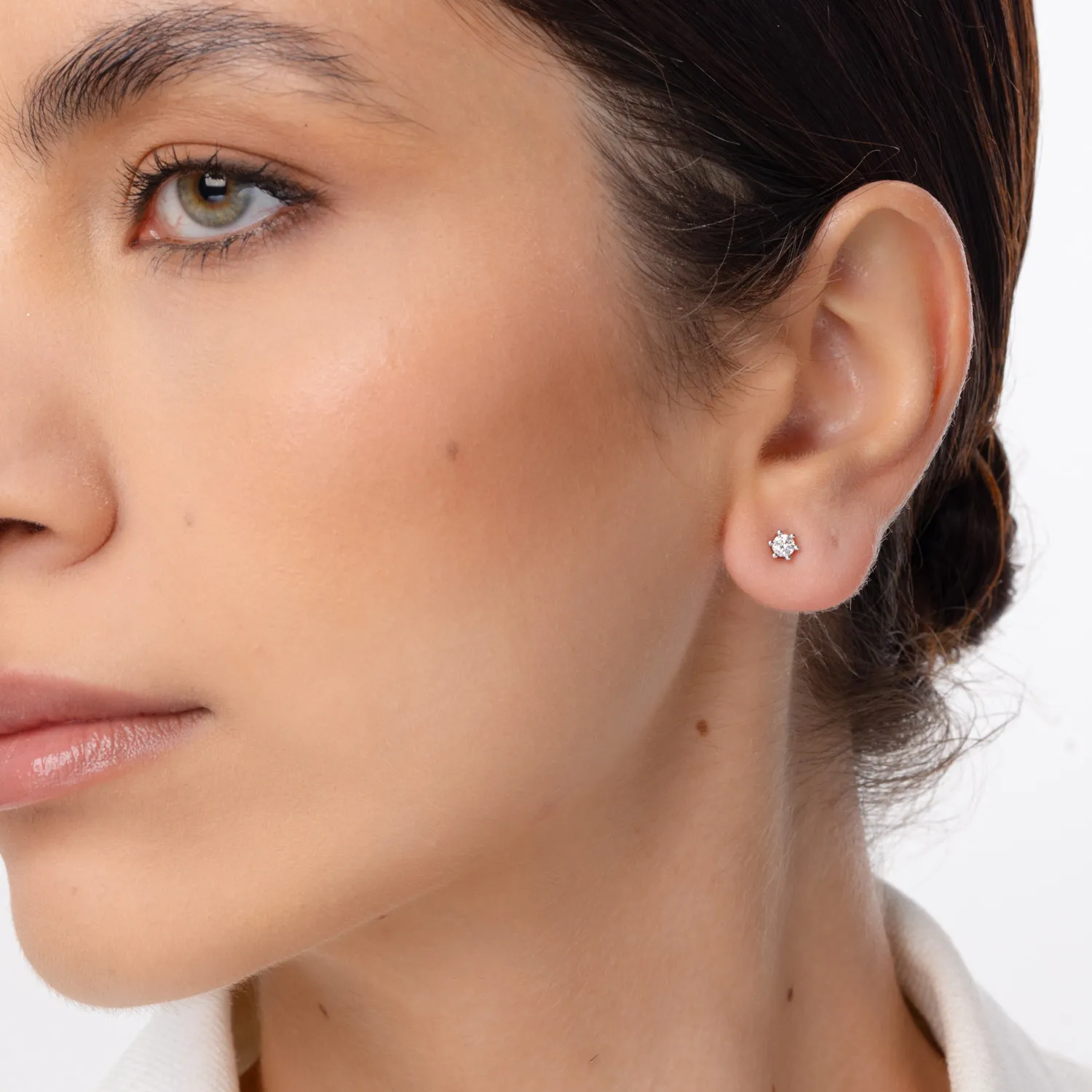 Kolczyki z białego 18K złota z diamentami o masie 0,3ct